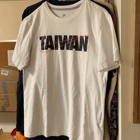 The Nike Tee Taiwan size Small (although reads size M) pit to pit measures 18” - Picture 2 of 6